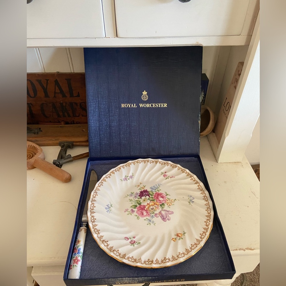 Crown Staffordshire - Picture 1 of 5